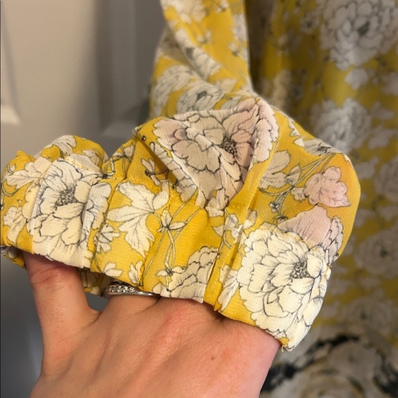 CAbi Yellow and White Floral Tunic - Picture 4 of 9